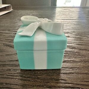 Tiffany & Co. Porcelain trinket box, New Never used